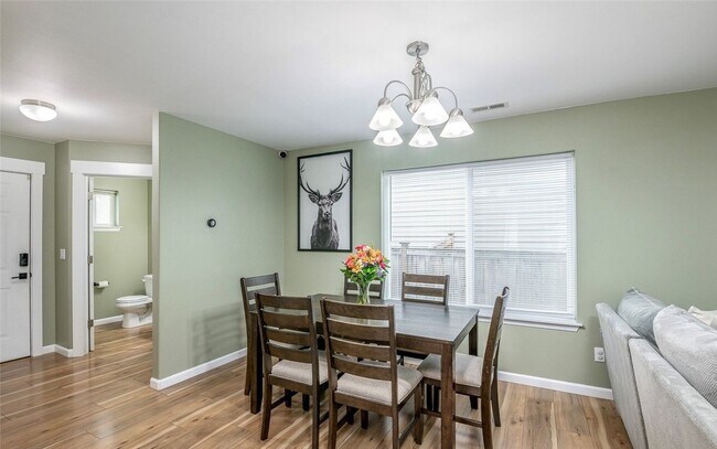 Building Photo - Large 3 bedroom pet friendly home at a gre...