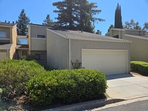 Building Photo - Nice and Spacious 2 Story End-Unit Townhom...