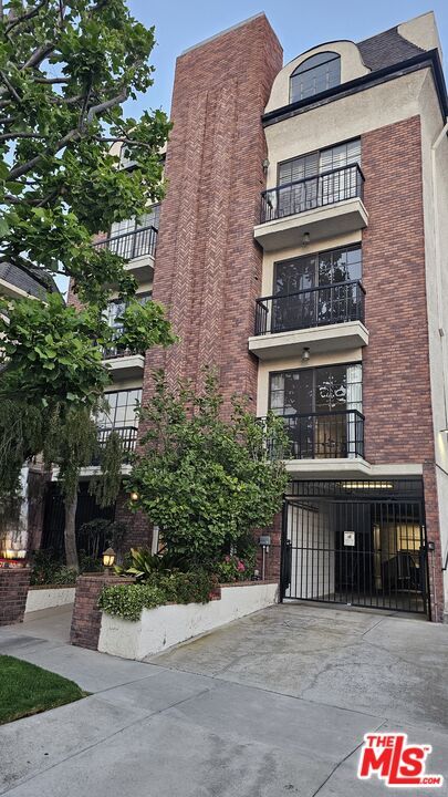 Building Photo - 10620 Eastborne Ave
