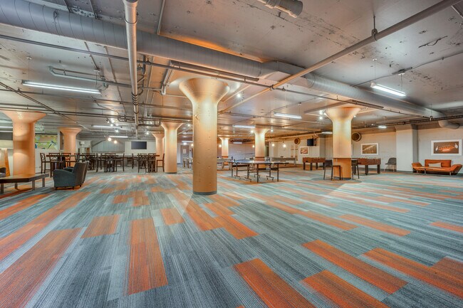 Building Photo - 565 W Quincy St