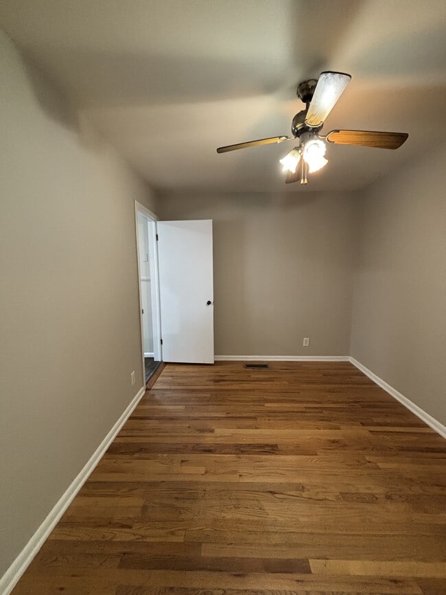 Building Photo - 3049 Highland Dr