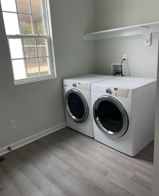 Building Photo - $250 OFF SECOND MONTHS RENT!!! Modern Char...