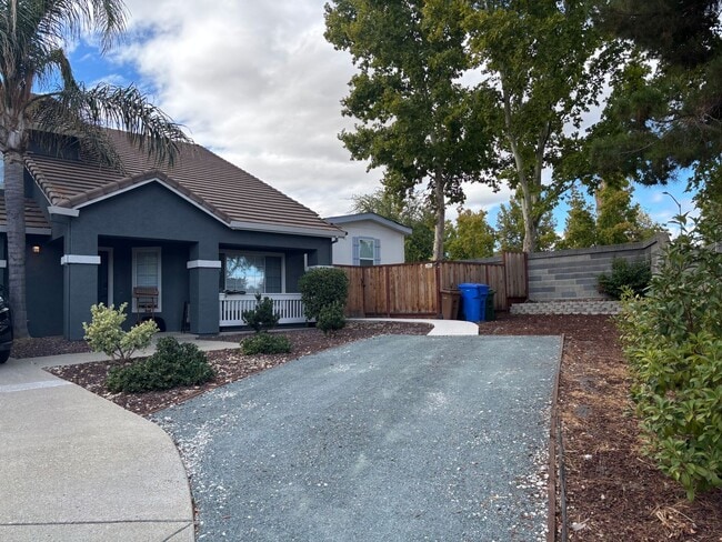 Primary Photo - Terrific detached 2/2 Unit with full Priva...