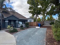 Building Photo - Terrific detached 2/2 Unit with full Priva...