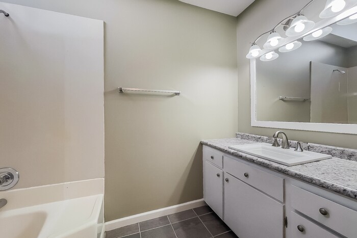 Building Photo - 8203 Quail Hollow Ct