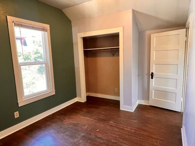 Building Photo - One Bedroom Apartment Home! Pet Friendly