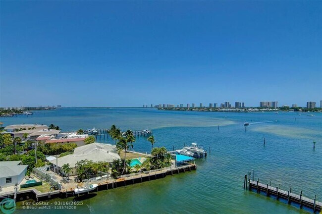 Building Photo - 2650 Lake Shore Dr