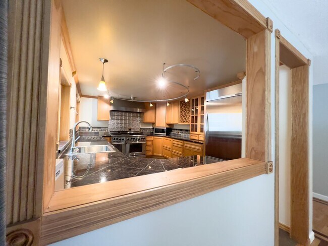 Building Photo - Country living 5 bed w/RV parking and 3 car garage!