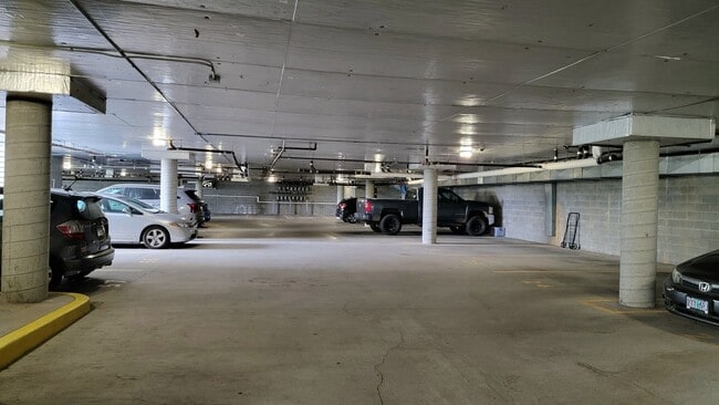 Building Photo - Spacious and turn key ready 2 bedroom apartment close to downtown. 2 parking spots and additional...