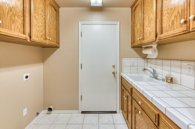 Building Photo - 3750 W Vincent Ln