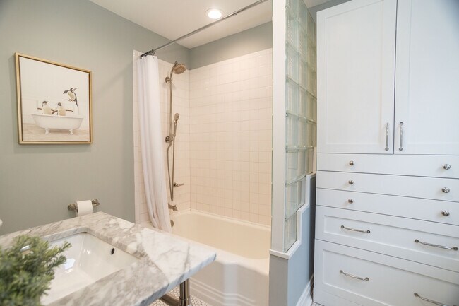 Building Photo - 901 W Ainslie St