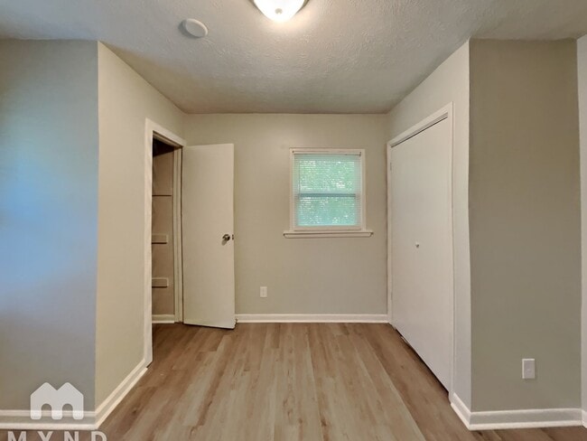 Building Photo - 247 Roxbury Dr