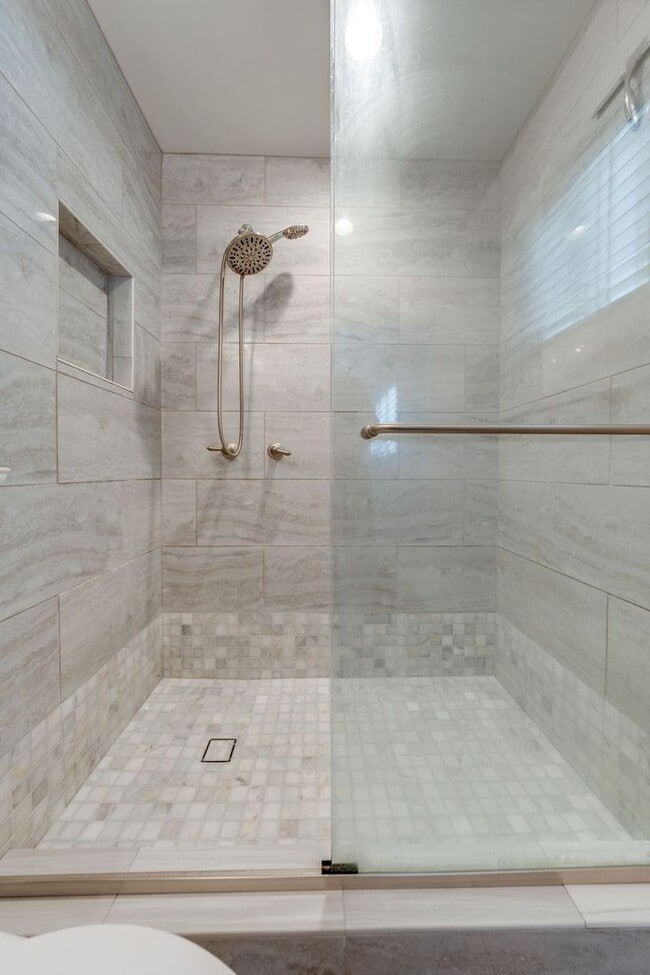 Building Photo - Updated 3-Bedroom Home! Modern Kitchen, Co...