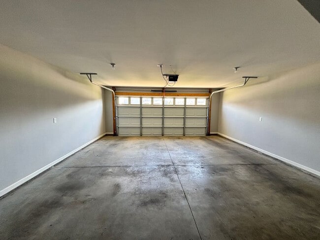 Building Photo - 2431 Hollis Dr