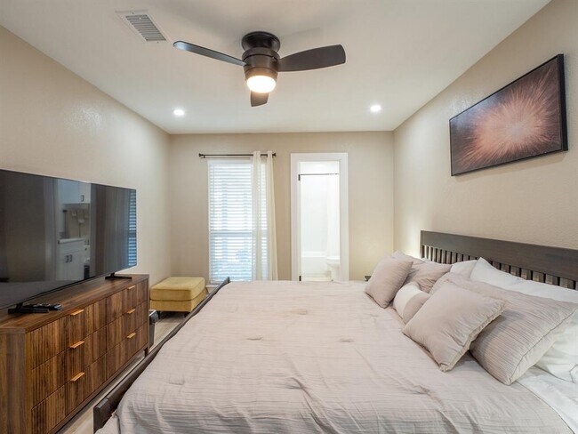 Building Photo - 8314 Bowling Green Dr