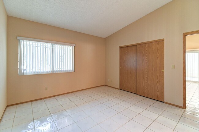 Building Photo - 4651 4 Leaf Clover Dr