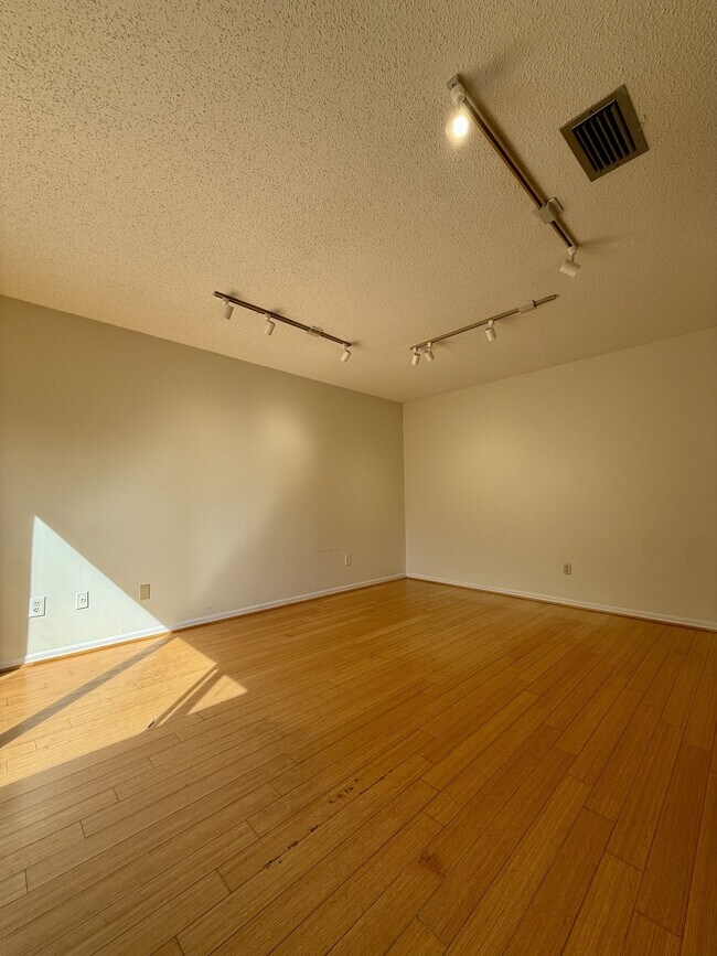 Building Photo - 2437 Burgundy Ct