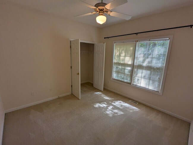 Building Photo - Spacious 4-Bedroom, 3-Bath Home in Parkside!