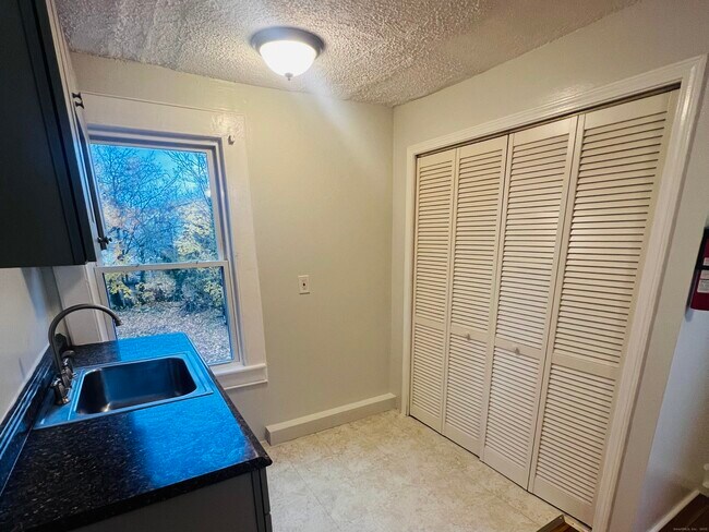 Building Photo - 20 Lee Ave