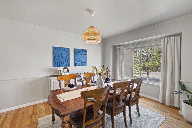 Building Photo - Spacious 6-Bedroom Broadmoor Rental with M...