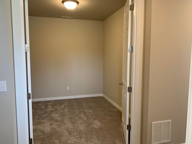 Building Photo - COMING VACANT END OF JUNE -EZ life Townhom...