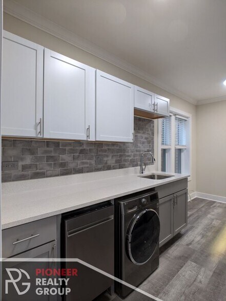 Building Photo - 3821 N Greenview Ave