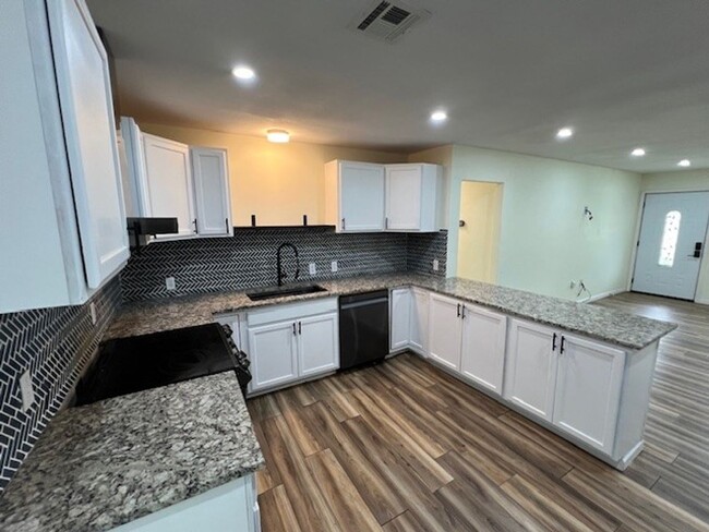 Building Photo - Newly Renovated 3B/2B Home Available in La...