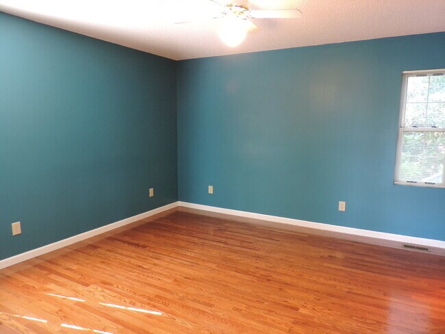 Building Photo - 404 Wintergreen Dr