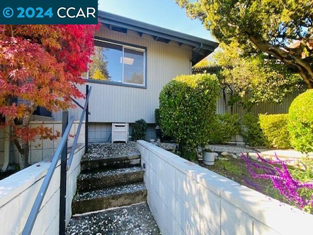 Building Photo - 612 Tahos Rd