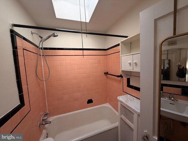 Building Photo - 3422 Tilden St