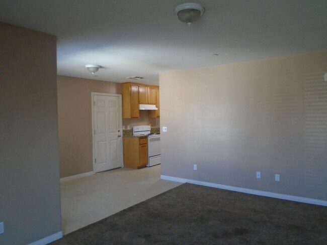 Building Photo - 620 W Day Ave