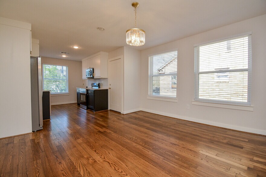 Beautiful chandelier in dining area - 2916 Arbor St