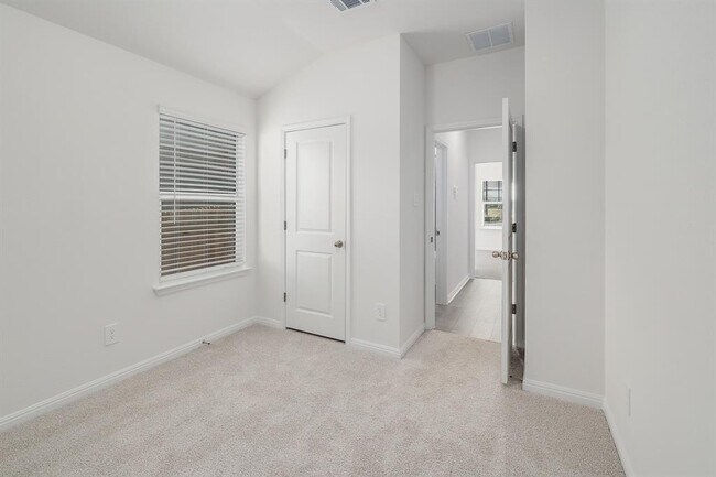 Building Photo - 105 Fossil Dr