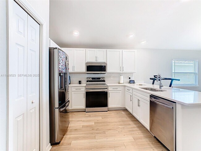 Building Photo - 1060 Cascade Dr