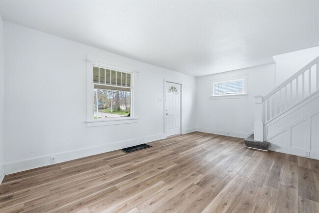 Building Photo - Updated 3BR with Fresh Finishes