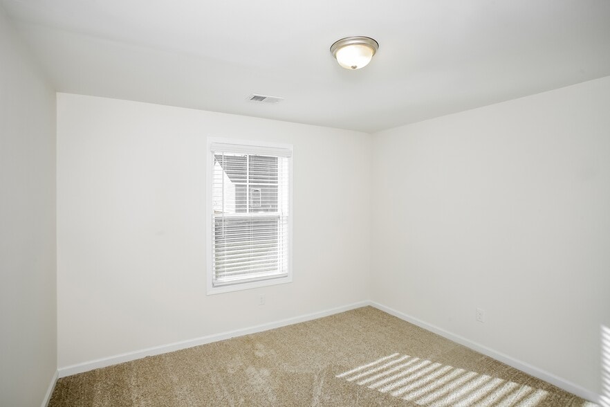 Building Photo - 475 Conifer St