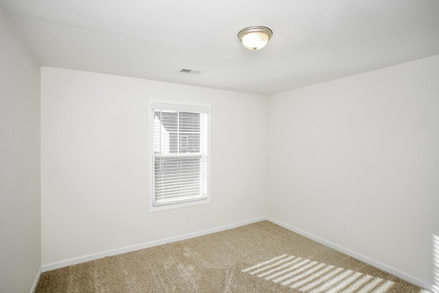Building Photo - 487 Conifer St