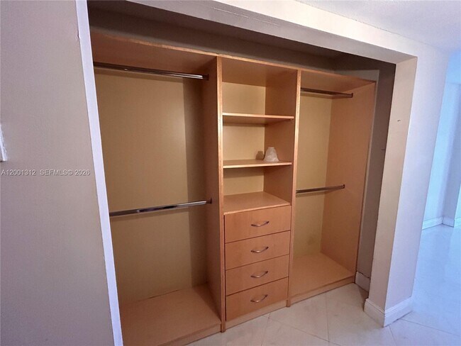 Building Photo - 7601 E Treasure Dr