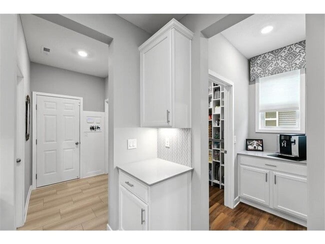 Building Photo - 9337 Bridle Way