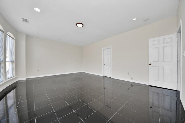 Building Photo - 3014 Chenevert St