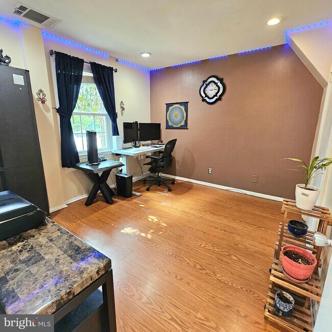 Building Photo - 7603 Tiverton Dr