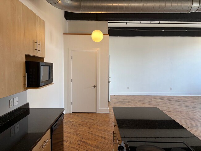 Building Photo - Sleek Manhattan Style Urban Condo Now Available in Byrne Lofts