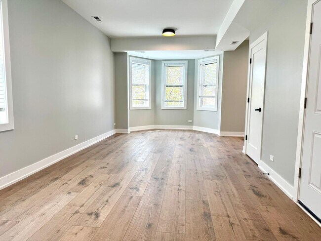 Building Photo - 1709 N Maplewood Ave