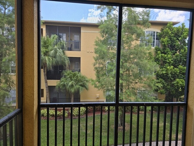 Building Photo - 1 Bed 1 Bath Condo For Rent in Tampa $1499