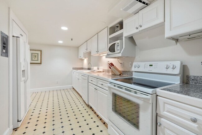 Building Photo - 296 Marlborough St