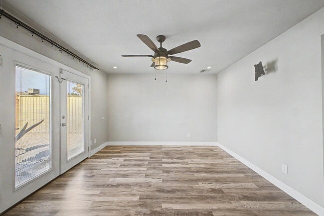 Building Photo - 4048 E Dahlia Dr