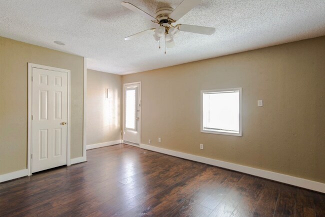 Building Photo - 830 E Linda Dr