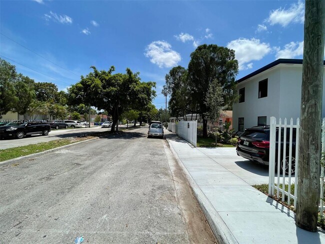 Building Photo - 4736 NW 15th Ct