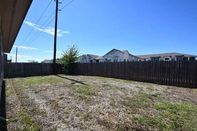Building Photo - 5619 Drumlin Field Way