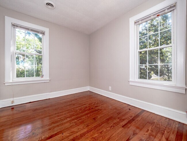 Building Photo - NEWLY RENOVATED 2 BEDROOM 1 BATH APARTMENT IN PRIME DOWNTOWN LOCATION!